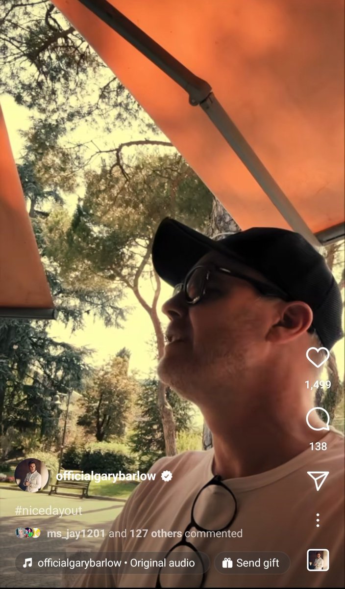 LittleMeThatter's tweet photo. Lol!!! @GaryBarlow I see your glasses came along too!! #NiceDayOut!! Love it πππ https://t.co/0oIadEi6Rt