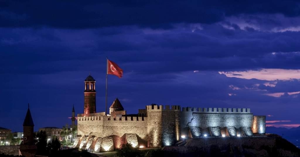 Yaratıp imtihan edene, İmtihandan geçirip zafere erdirene,
Bilinçleri bileyip sabırlar verene,
Hamd olsun.
Cumanız mübarek olsun.