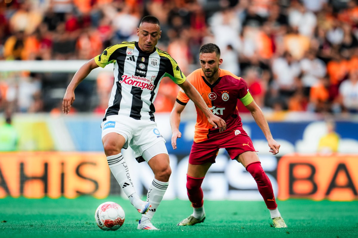 LASK_Official's tweet photo. Der LASK führt zur Pause gegen #Galatasaray mit 1:0
______________________________
⚫⚪️ASK 1-0 🟠🔴GSK #ASKGSK #Nero Summer Series Upper Austria HT https://t.co/Rb9obbpH1p