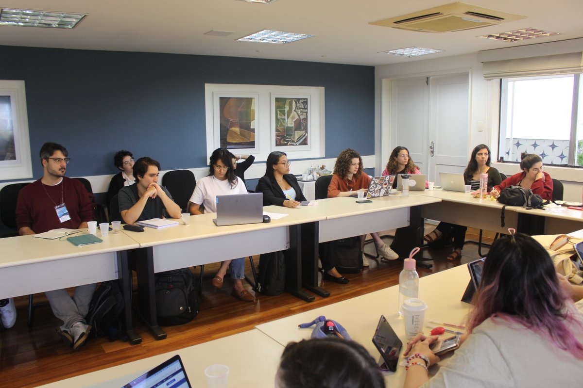 Paulo Chamon, Lara Selis and Victor Lage discussed Mbembe's contributions, mainly the difference between "discrimination" and "differentiation" and the Ethics of the Passerby.