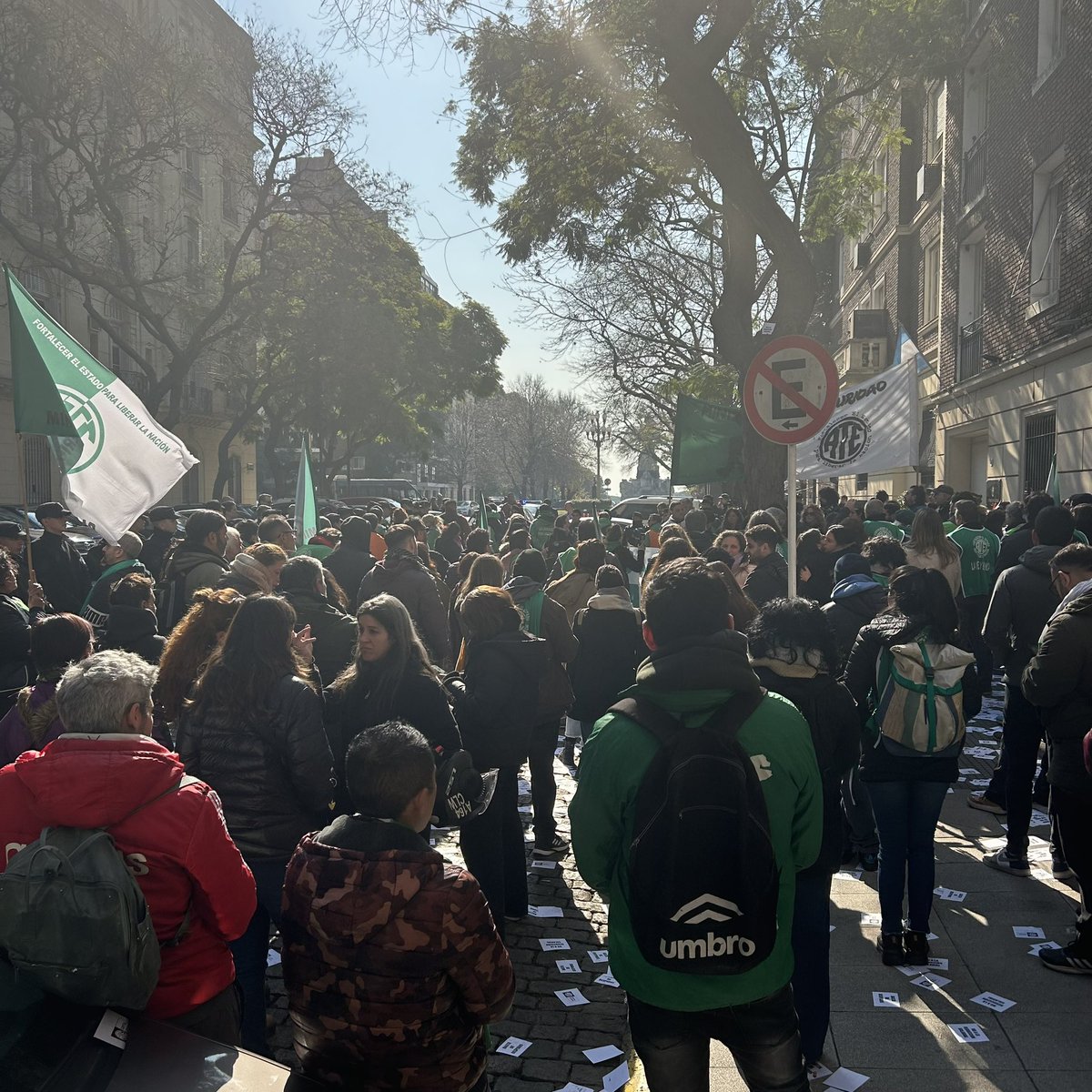 ATESeguridad's tweet photo. 🇳🇬 MASIVA MOVILIZACIÓN Y ACTO EN GELLY Y OBES

una vez más demostramos la fuerza de lxs trabajadorxs, movilizando a la sede de Gelly y Obes para reclamar por nuestro salario y nuestros puestos laborales. 

#PaguenTodo
#ReincorporacionATodxsLxsDespedidxs https://t.co/5ccpJeYaNq