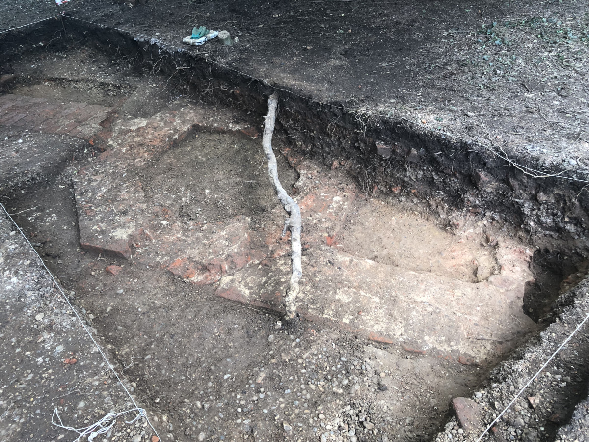 Summer Dig Day 5
enfarchsoc.org/news/2024-07-1…
Not only a likely gatehouse but with free-standing flanking turrets too - fancy!
#ElsyngPalace #Tudor #Archaeology