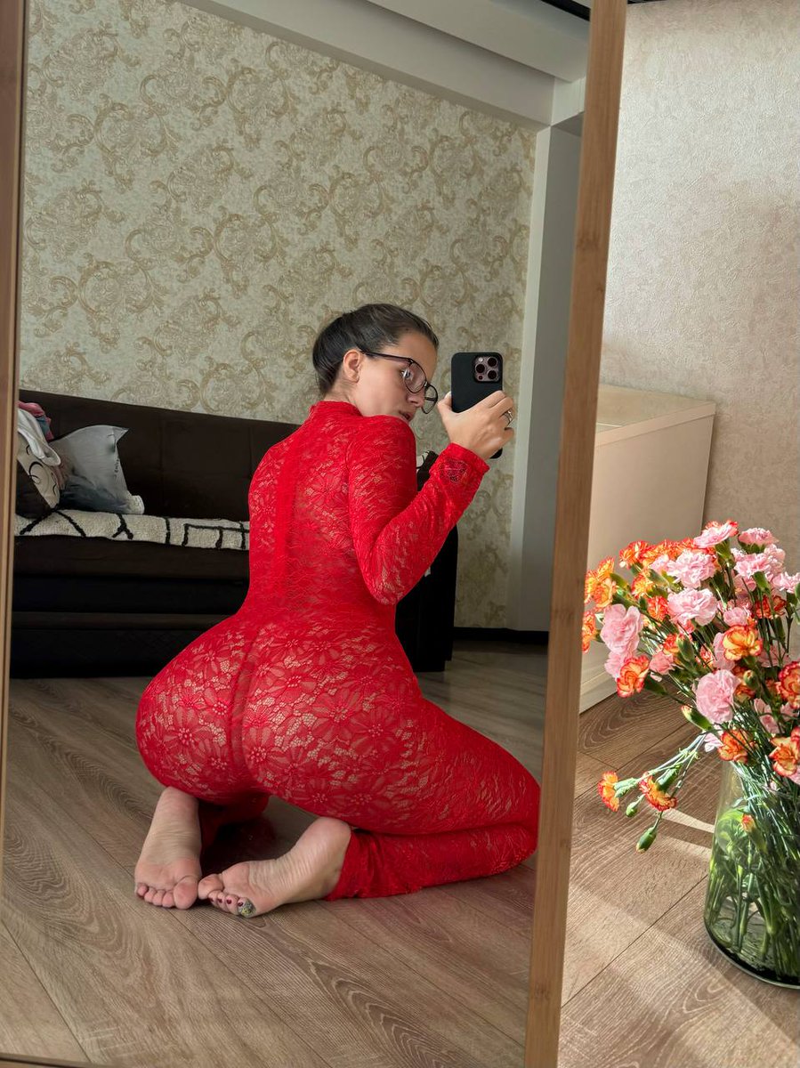 KatyAlyabova's tweet photo. What was the first thing you noticed in this photo? 😏
#Feet #Butt #Prettyinred https://t.co/HsU2P15rvK