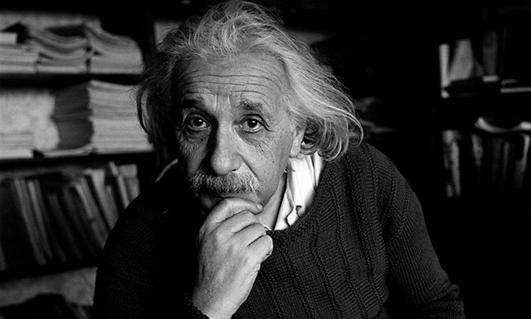 pensador's tweet photo. "Só há duas maneiras de viver a vida: a primeira é vivê-la como se os milagres não existissem. A segunda é vivê-la como se tudo fosse milagre".      

— Albert Einstein https://t.co/NTQkLxTnJk