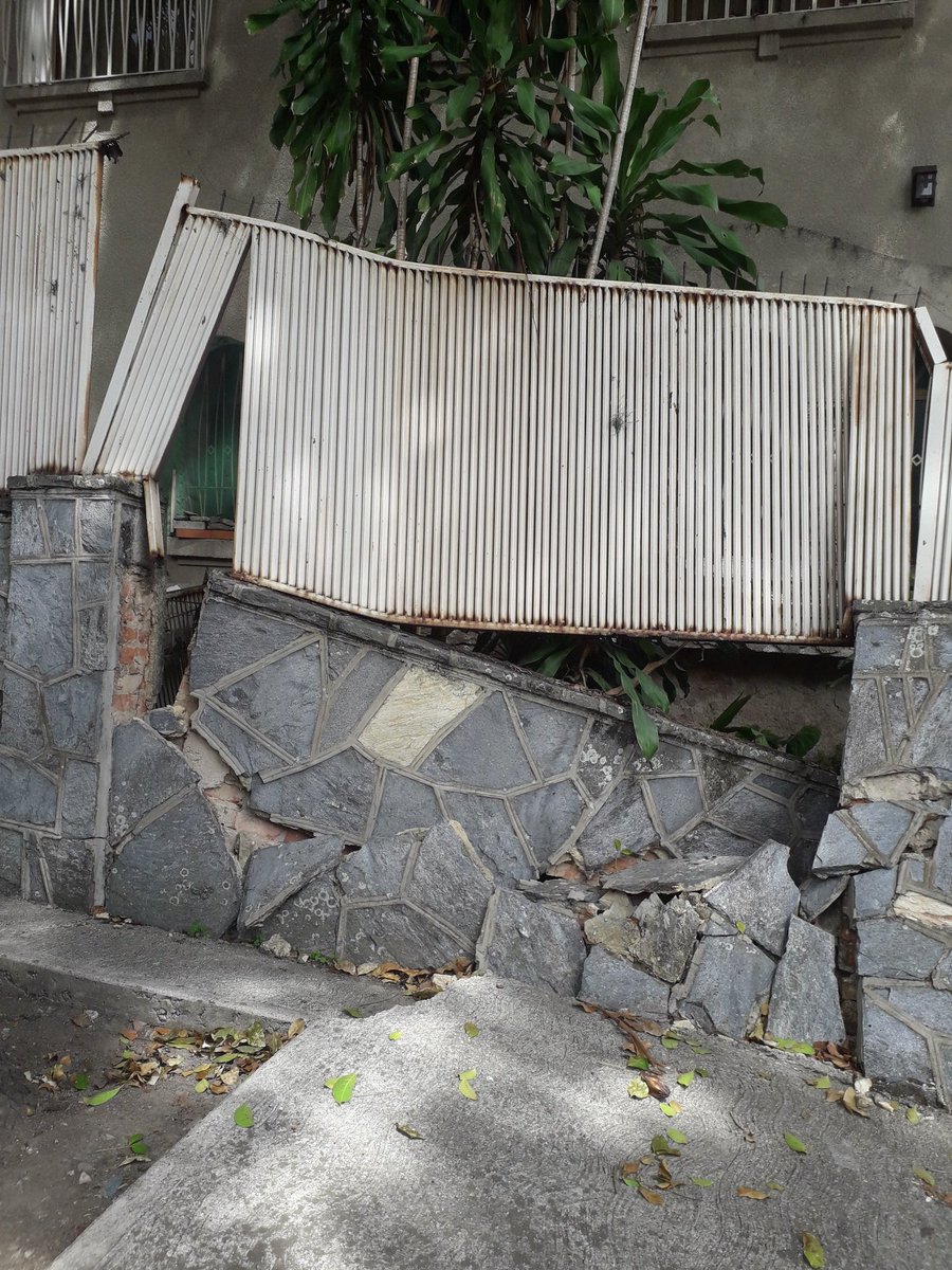 CCASBernardino's tweet photo. @gestionperfecta @Corp_libertador  Esta pared  se desplomó  por un árbol que se encuentra en la acera de la Av. Oriente de San Bernardino, la familia no cuenta con los recursos para esta reparación, si pueden ayudarlos les estarán agradecidos. Contacto: Sra. Ligia 0412-2710194 https://t.co/VCwgcg4Ftn