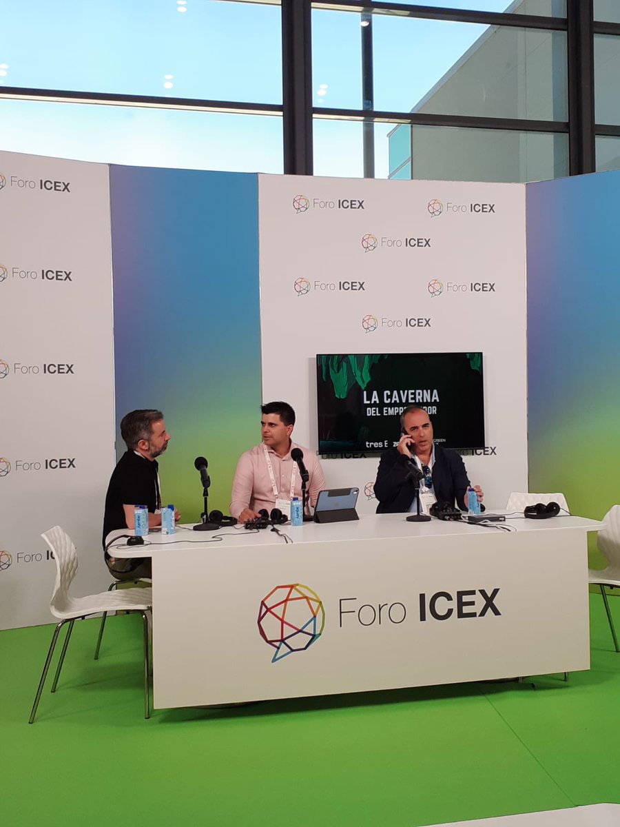 Genial hoy la experiencia en #ForoICEX2024 con la grabación en directo de <a href="/CavernaPodcast/">La Caverna del Emprendedor</a> . Un honor compartir escenario con un podcast como <a href="/Product_Hackers/">Product Hackers 🚀</a> de @josek_net . Y sobre todo gracias al ICEX y a Pablo Gil y Paco Lara por el pedazo de episodio.