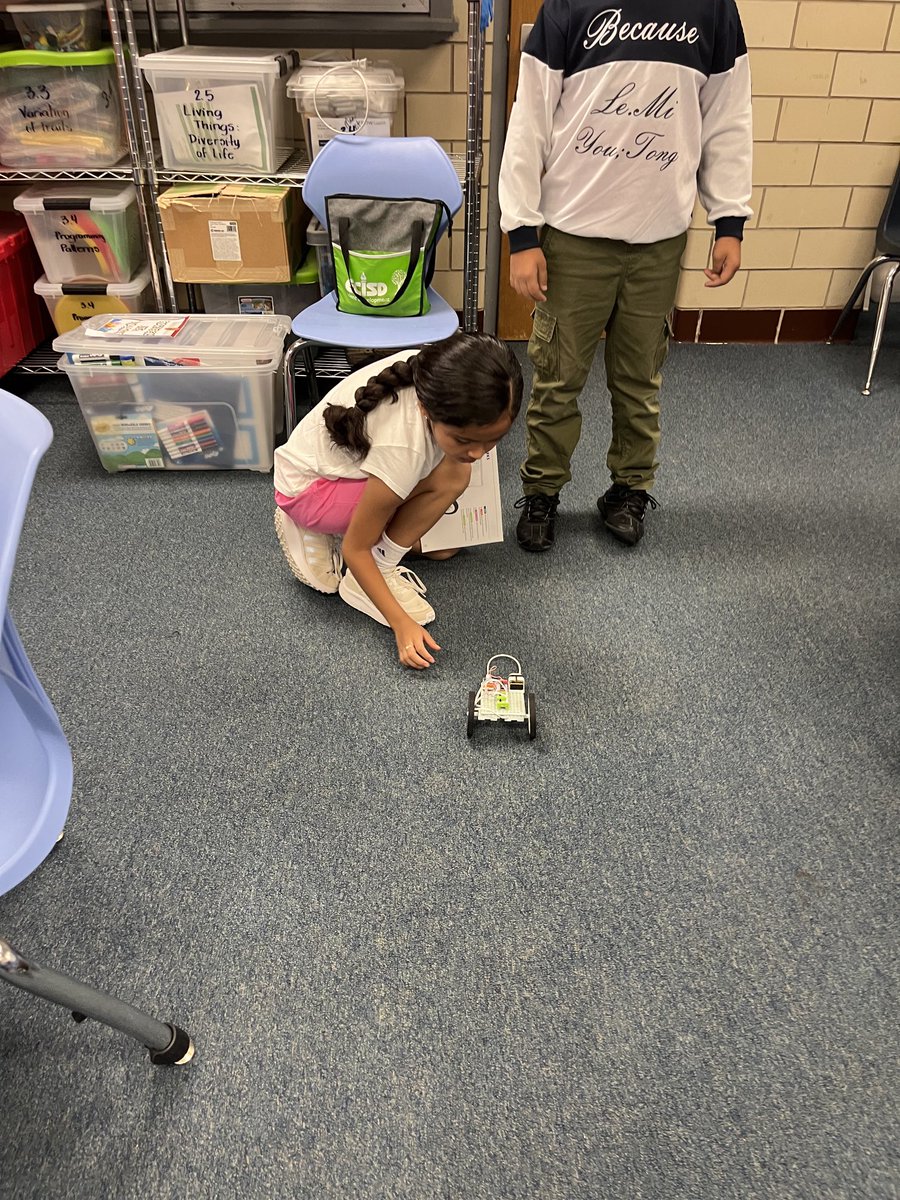 CasasJett's tweet photo. Using the Little Bits kits students to create a self-driving vehicle. Next week students will invent, create, play with, and remix other inventions. https://t.co/eF1hUkLRam