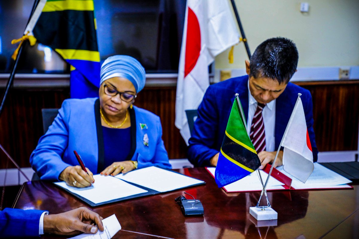 mofURT's tweet photo. 🇹🇿🇯🇵
JAPAN YAONGEZA SH. BILIONI 8.9 UKARABATI WA BANDARI YA KIGOMA

Tanzania imepokea msaada wa nyongeza wa Yen za Japan milioni 548 sawa na shilingi bilioni 8.9 kwa ajili ya utekelezaji wa mradi wa ukarabati wa Bandari ya Kigoma baada ya marekebisho ya mikataba miwili ya msaada kati ya Tanzania, Shirika la Maendeleo la Kimataifa la Japan (JICA) na Ubalozi wa Japan.

Mikataba ya marekebisho ya msaada imesainiwa na Katibu Mkuu wa Wizara ya Fedha, Dkt. Natu El-maamry Mwamba kwa niaba ya Serikali ya Tanzania, Balozi wa Japan nchini Tanzania, Mhe. Yasushi Misawa na Mwakilishi Mkazi wa Shirika la Maendeleo la Kimataifa la Japan  Tanzania, Bw. Hitoshi Ara, kwa niaba ya Japan.

Akizungumza baada ya kusainiwa kwa marekebisho ya mikataba hiyo, Dkt. Mwamba alisema kuwa, awali Serikali ya Japan kupitia mikataba iliyosainiwa Februari 4, 2022 ilitoa msaada wa Yen za Japan bilioni 2.73 sawa na shilingi bilioni 44.42 kwa ajili ya ukarabati wa Bandari hiyo.

“Jumla ya msaada uliotolewa na Serikali ya Japan unakuwa Yen za Japan bilioni 3.27 sawa na shilingi bilioni 53.35, ambapo fedha zilizoongezwa zinalenga kuziba pengo lililotokana na kuporomoka kwa thamani ya Yen za Japan na shilingi ya Tanzania ikilinganishwa na dola ya Marekani”, alieleza Dkt. Mwamba.

Alisema kuwa Mradi huo, utaboresha usalama na ufanisi wa shughuli za upakiaji wa abiria na upakuaji wa mizigo kwa kukarabati jengo la abiria la Bandari ya Kigoma na ujenzi wa ghala la kuhifadhia mizigo litakalo gharamiwa na Serikali ya Tanzania na kujenga barabara unganishi za kuingia na kutoka bandarini ambako kutachangia kuimarika kwa biashara na usafirishaji katika maeneo husika.

Vilevile Dkt. Mwamba alisema kuwa upatikanaji wa fedha hizo ni mwendelezo wa ufadhili kutoka Serikali ya Japan katika miradi ya maendeleo ambapo Tanzania inanufaika katika maeneo ya sekta za Kilimo, Maji, Afya, Nishati, Usafirishaji, uendelezaji wa miji, elimu na Usimamizi wa Fedha za Umma.

Aidha, Dkt. Mwamba ameihakikishia Serikali ya Japan utayari wa Tanzania chini ya uongozi wa Mhe. Dkt. Samia Suluhu Hassan, Rais wa Jamhuri ya Muungano wa Tanzania, kuendelea kuimarisha ushirikiano kwa maendeleo ya wananchi wa pande zote na kwamba itachukua hatua zote muhimu kuhakikisha mradi huo unatekelezwa kikamilifu ili kufikia malengo yaliyokusudiwa.

Kwa upande wake Balozi wa Japan nchini Tanzania, Mhe. Yasushi Misawa, alisema kuwa wametoa msaada wa fedha za mradi wa ukarabati wa Bandari ya Kigoma kwa kuwa utasaidia katika ukuaji wa uchumi na masuala ya kijamii.

Alisema kutokana na kushuka kwa kasi kwa viwango vya ubadilishaji wa fedha kwa miaka ya hivi karibuni na kupanda kwa gharama za bidhaa na mafuta kutokana na mgogoro wa Ukraine na Urusi, Serikali yake ilitambua kutakuwa na ukosefu wa fedha katika mipango iliyokuwa imewekwa awali ndio sababu ya kuongeza fedha za mradi huo.

Alisema kuwa Bandari hiyo ni kitovu cha usafirishaji katika nchi za Burundi, Jamhuri ya Kidemokrasia ya Congo na Zambia ikichochewa na miundombinu ya barabara na reli.

Mhe. Balozi Misawa, alisema nchi yake inashirikiana na nchi mbalimbali katika utekelezaji wa miradi ili kukuza Uchumi kupitia miundombinu madhubuti na kuongeza ushirikiano na anaamini kupitia marekebisho ya mikata hiyo, mradi utatekelezwa kwa ufanisi.