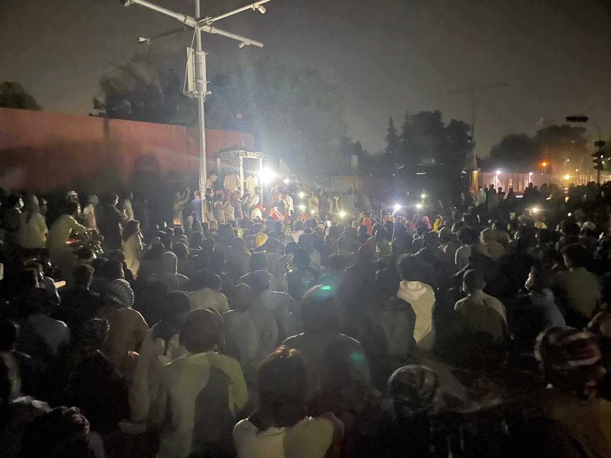 Durbibi6's tweet photo. Hundreds of people are in the red zone right now. BYC’s leader Mahrang, along with the protesters, is demanding the safe release of today’s detainees and also Zaheer Ahmed, for whom this rally was organized.
#EndEnforcedDisappearences 
#QuettaPoliceMurdabad https://t.co/aN1Ou9CBzW