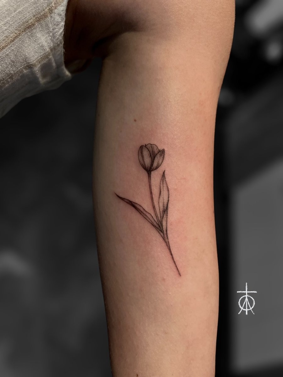 Ascetictattoo's tweet photo. Micro Realistic Tulips Tattoo #firsttattoos #microrealism #tulipstattoo #amsterdam #amsterdamtattooartist #claudiafedorovici #finetattoos #tattooartistsamsterdam #tempesttattooamsterdam https://t.co/HoP5IiBkxZ