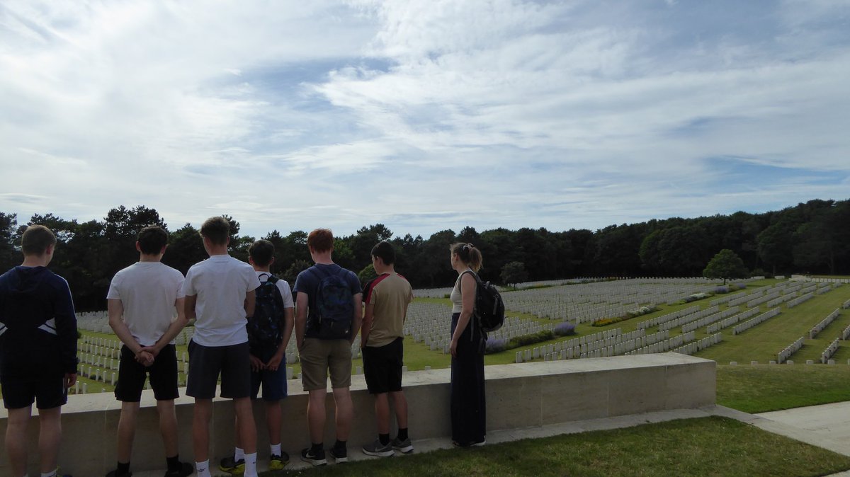 FrenchTGS's tweet photo. Cimetière militaire de la première guerre mondiale d'Étampes  #lestweforget #CotedOpale2024 https://t.co/LUM6m9qo0O