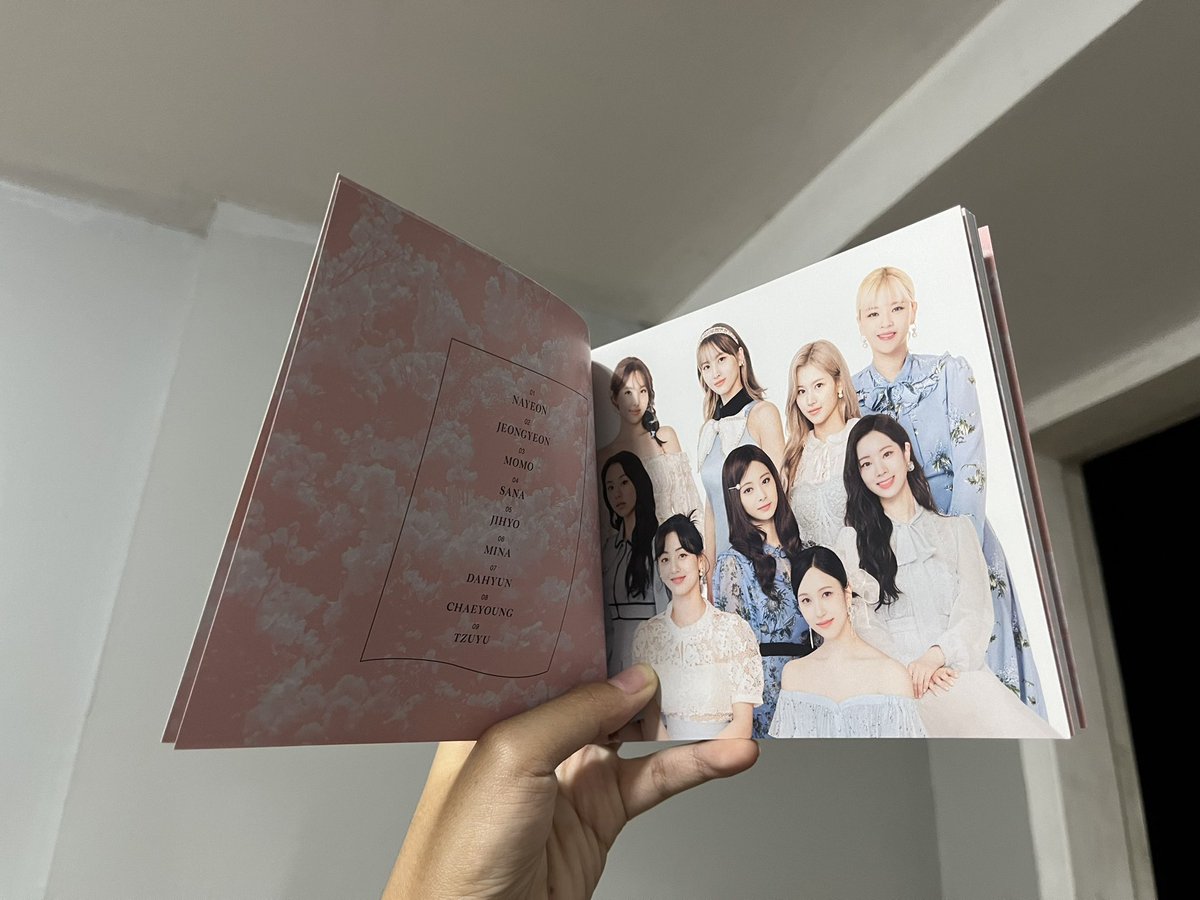 deybayn's tweet photo. Wts lfb

TWICE Japan 4th Best Album #TWICE4 Edition A

Good as new. Used the cd once then kept sealed in original plastic packaging. No stains and scratches. With photo albums.

Pm if interested

#twice #nayeon #jeongyeon #jihyo #momo #sana #mina #dahyun #chaeyoung #tzuyu https://t.co/90EOM0Krb1