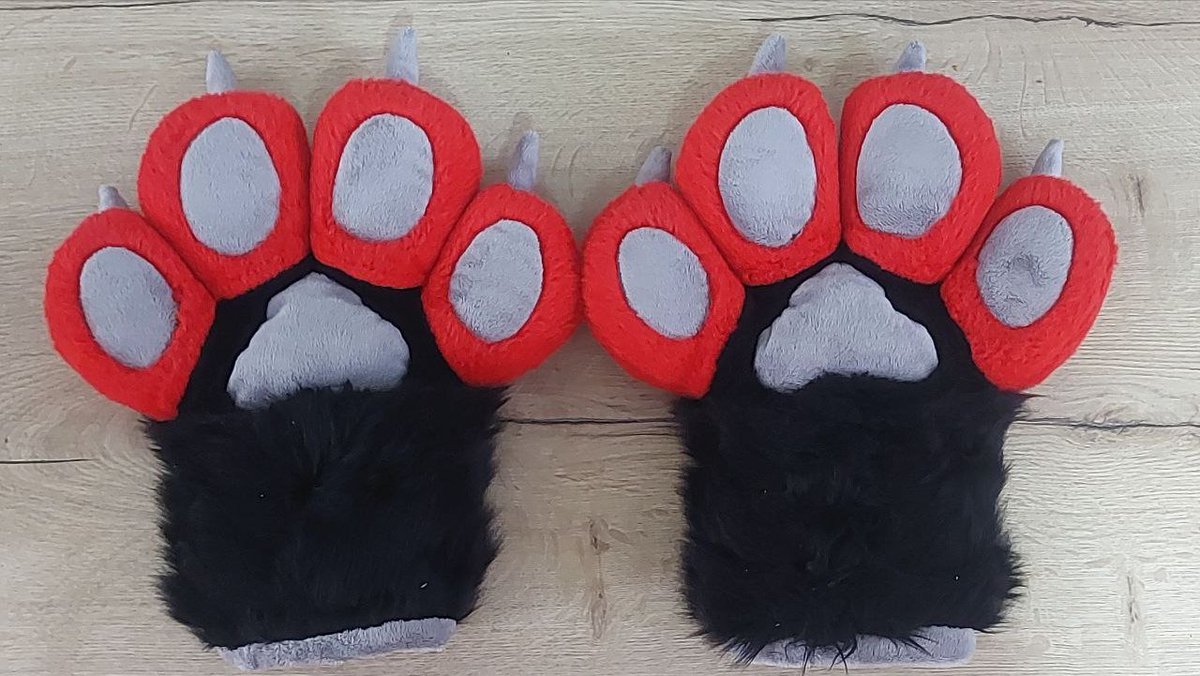 Paws for Dejv 🐾♥️🖤 

#fur #furry #fursuit #art