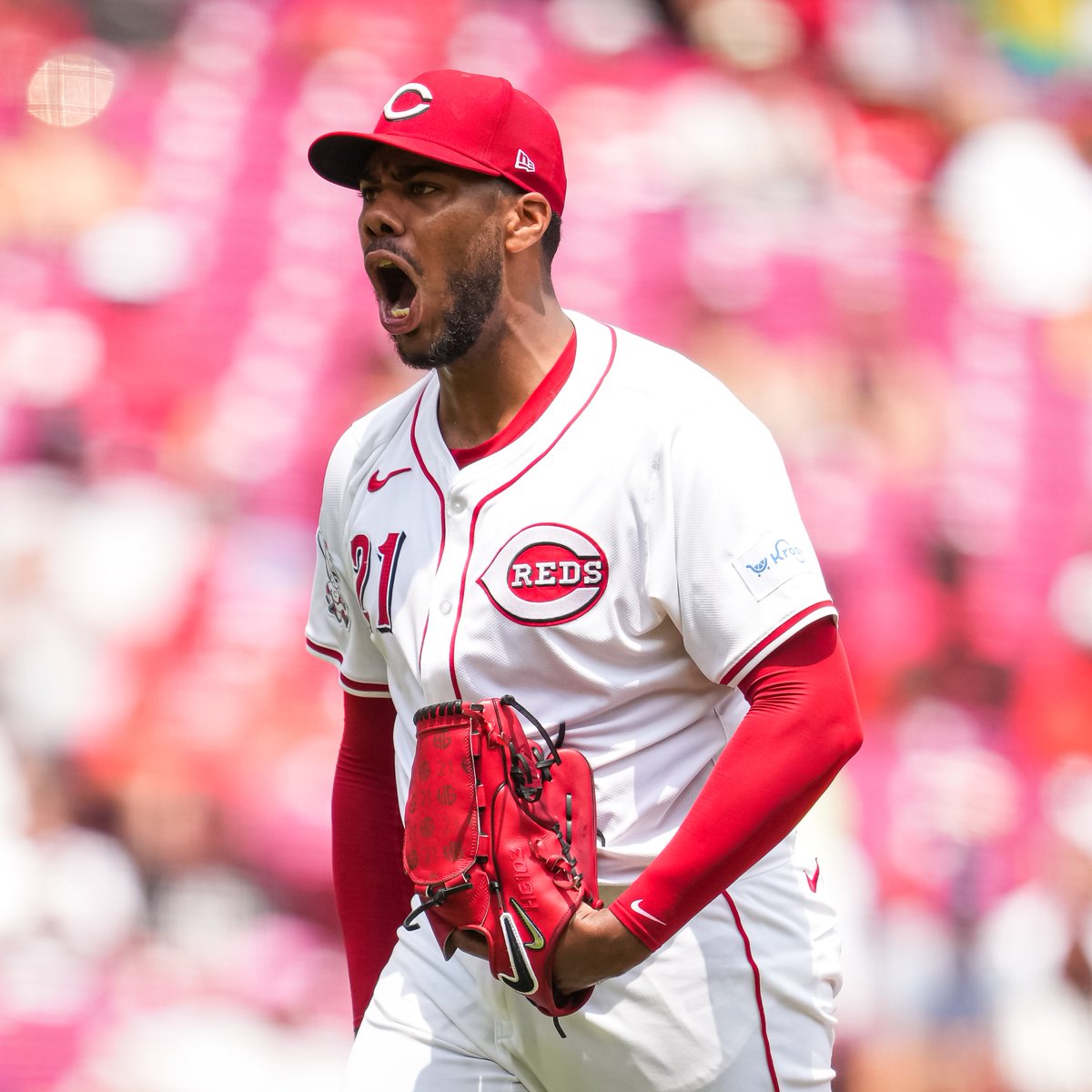 Reds's tweet photo. Ladies and gentlemen... him. https://t.co/8XNiXVNq7l