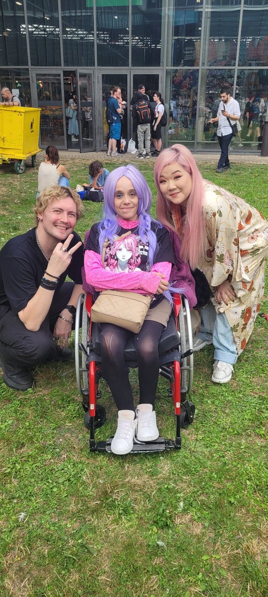 MangaRoulette's tweet photo. Merci à @Mitsugi_MrM et @MarieCPalot d'avoir pris cette photo avec moi à la @japanexpo https://t.co/XCvq6u06AQ