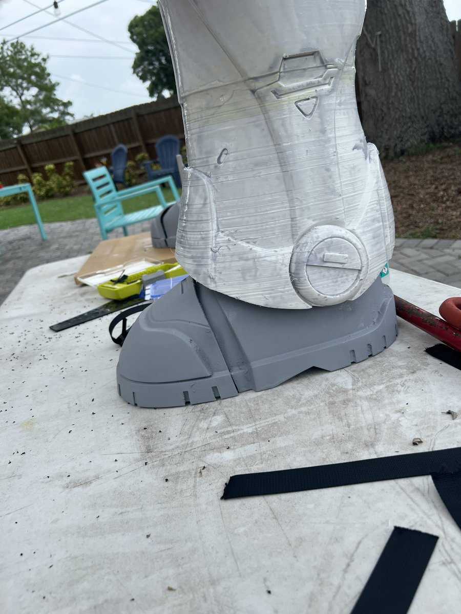 BuzzKnightyear's tweet image. OH MY GOD IT WORKED!  -I mean, of course it worked!! This design turned out to be perfect for what I want. My legs are not supporting the calf armor at all, it’s off the surface of the boot, it has a great range of motion, super proud of this!!