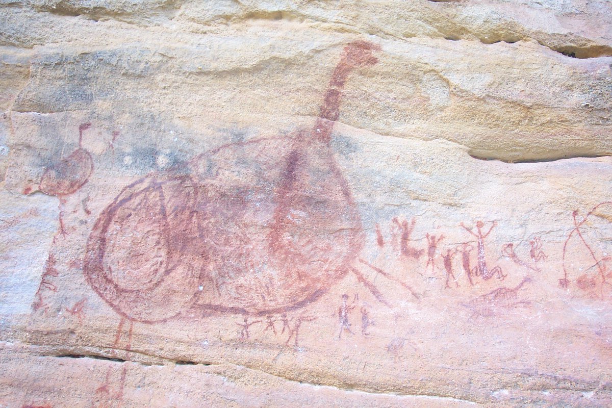 PrivatePublicX's tweet photo. @EDICIONESREGION Some paintings from Serra da Capibara, Brazil. Some megafauna, "sausage" people, and pointy heads. https://t.co/ciqjflibwv