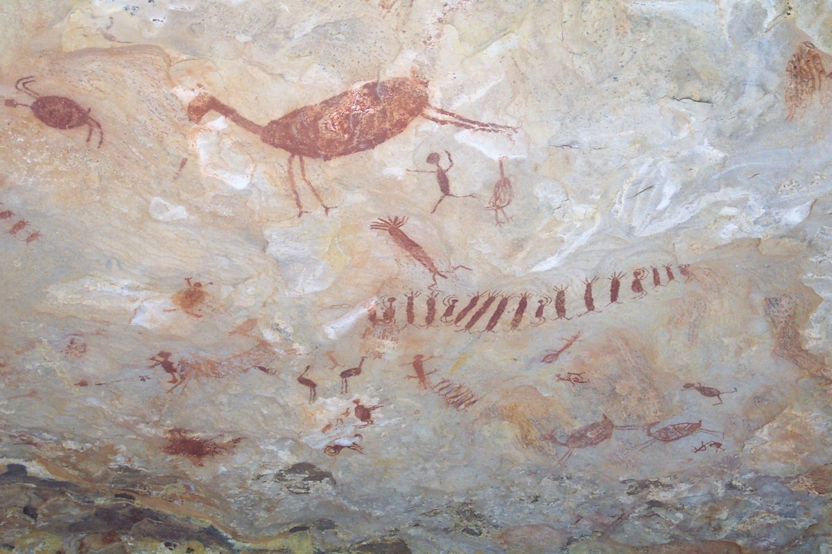 PrivatePublicX's tweet photo. @EDICIONESREGION Some paintings from Serra da Capibara, Brazil. Some megafauna, "sausage" people, and pointy heads. https://t.co/ciqjflibwv