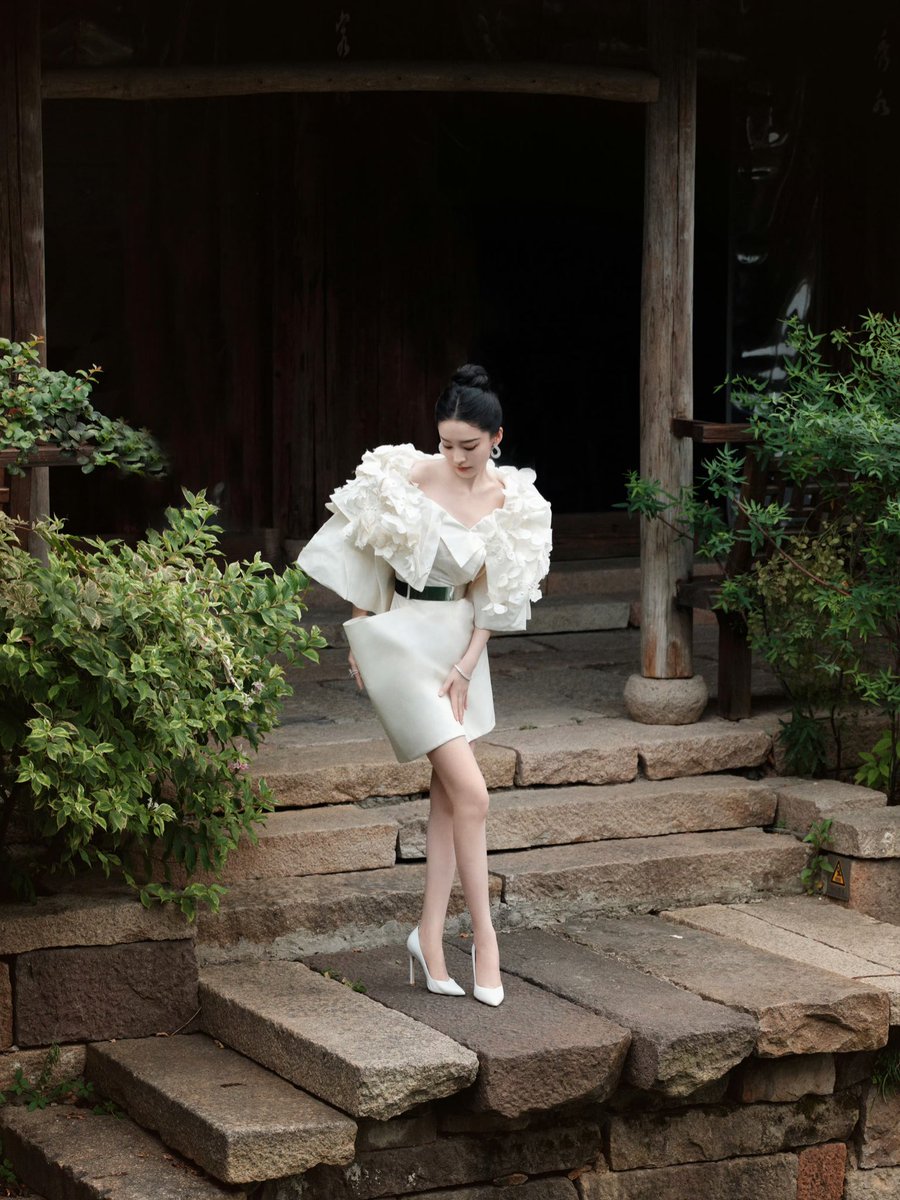 沁婊的脸太有味道了，一看到这张脸我就想起她之前被人频繁揩油！😭😭😭

什么李某峰的疯狂顶胯，魏某勋的掀泳衣，王某陆更是惯犯，嘴巴都给沁婊吸变形了！

狗操的畜生，看我们沁婊好欺负，就往死里摸，真拿我们沁婊当田小娥了？👊👊👊

男星都到这种程度，金主更是不敢想！😭😭😭