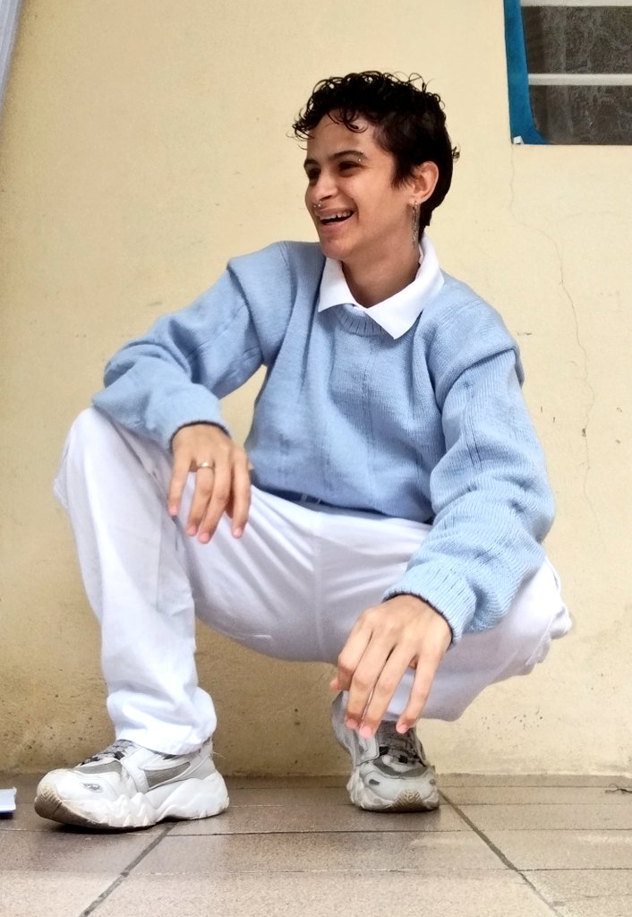 Pra variar, pede pro tom mandar um beijo pro namorado dele, tô quase igual a roupinha dele pra dar forças nessa nova jornada, te amo Tom!! TOM FILHO NO PRA VARIAR #PraVariar