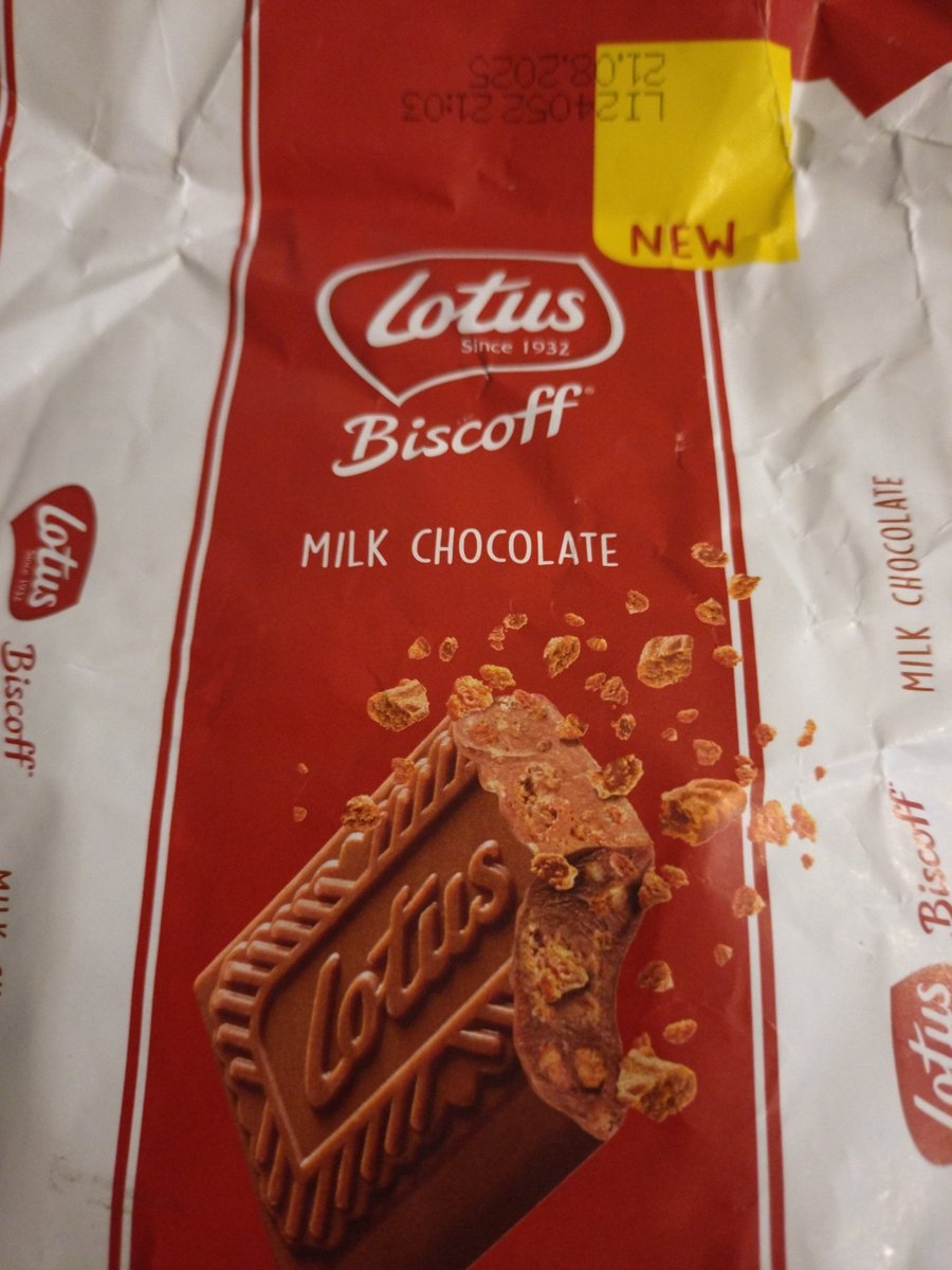 MartinWrites's tweet photo. I see this is new so can I offer some feedback @lotusbiscoffUK - this is lovely but barely tastes of biscoff! The chocolate is good quality, it just needs a higher biscoff content. (Very happy to test any revisions for you, of course 😉) https://t.co/oAcnY3AHj3