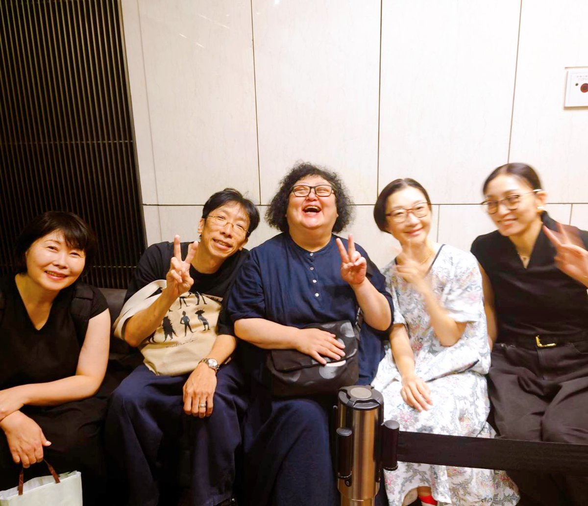 hiraatsu's tweet photo. NODA･MAP『正三角関係』プレイハウス
初日。私は野田さんが舞台上で他の役者を見ている顔が大好きなのだが初日のその顔はまた格別。みんな素敵なのよ〜。全80ステ、最後まで全員での完走を祈ります。もの凄く綺麗で、綺麗であればあるほど悲しいお芝居。サモ・アリナンズ座長小松、楽までがんばれ〜！ https://t.co/jwqUcVM0re