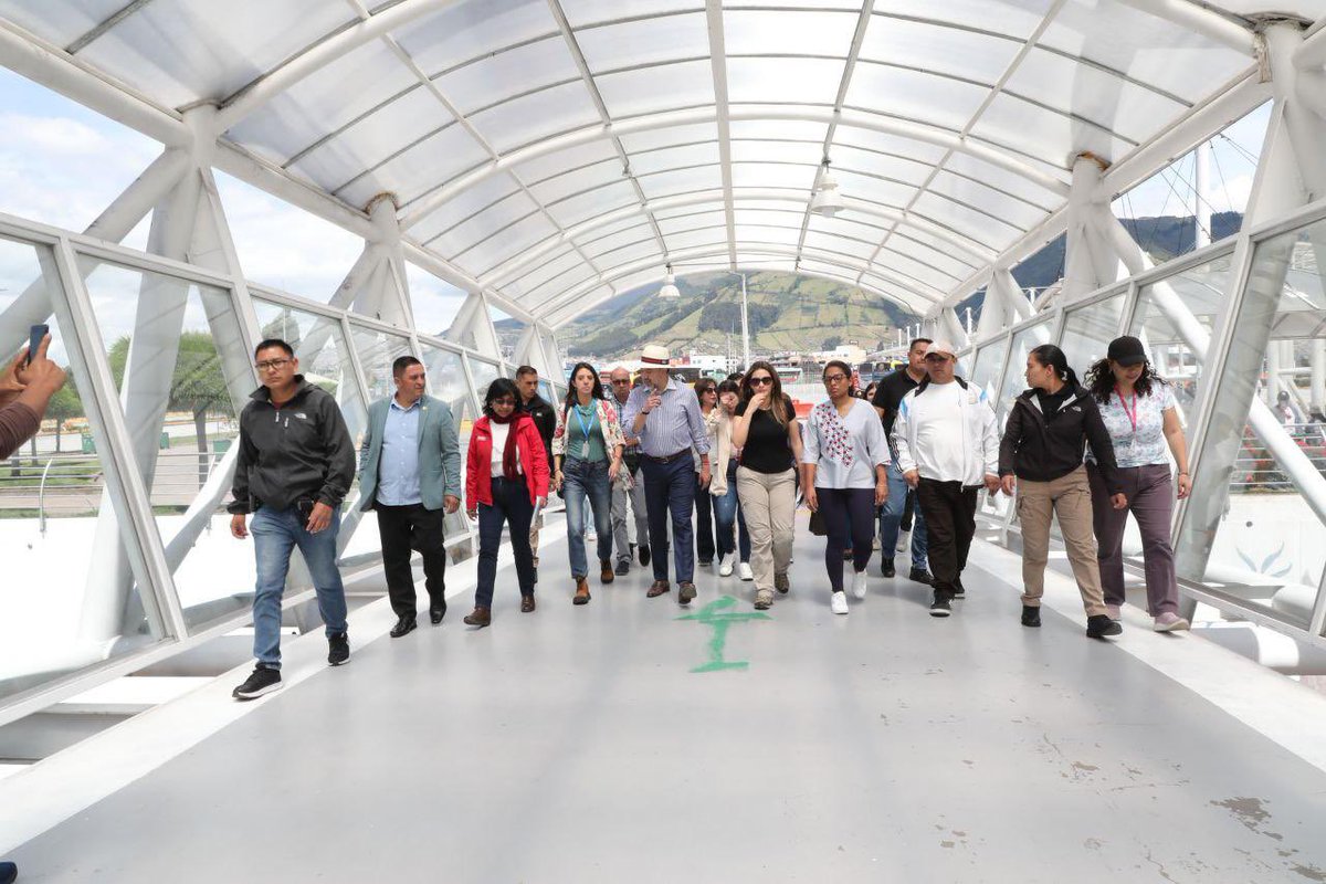 MunicipioQuito's tweet photo. 👩🌾 #QuitoComercio I @pabelml, alcalde de Quito, realizó un recorrido por el Terminal Terrestre Quitumbe donde se analizó la creación de mesas técnicas con los comerciantes, para desarrollar un modelo de negocios, así como los diseños definitivos y la contratación de la rehabilitación del área comercial.
#QuitoRenace