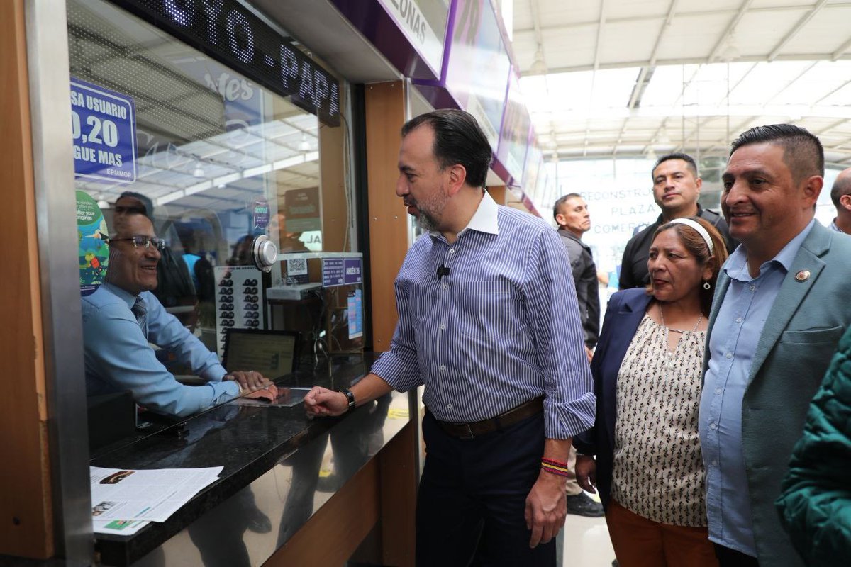 MunicipioQuito's tweet photo. 👩🌾 #QuitoComercio I @pabelml, alcalde de Quito, realizó un recorrido por el Terminal Terrestre Quitumbe donde se analizó la creación de mesas técnicas con los comerciantes, para desarrollar un modelo de negocios, así como los diseños definitivos y la contratación de la rehabilitación del área comercial.
#QuitoRenace