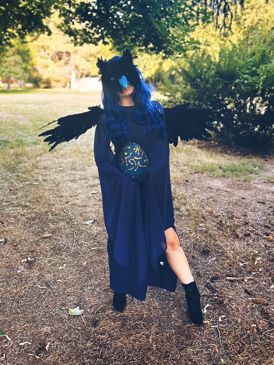 giraffanat's tweet photo. One of the most pivotal parts of the Bloomburrow story is when Mabel returns the egg to Maha.

With absolutely stunning art, Dawn’s Truce captures this moment. And I wanted to capture this moment in cosplay. 💙

Thank you to Wizards for the #FreePreview

#MTGBloomburrow #MTGBLB https://t.co/AqIF7SFhAu