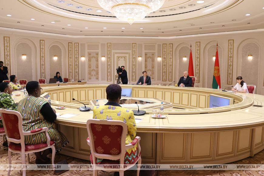 theglobal202's tweet photo. @GeorgeCharamba2 Zimbabwean Presidential Spokesperson George Charamba accuses opposition politician Fadzai Mahere of being a sellout for attending a UN meeting. 

Paradoxically, First Lady Auxillia Mnangagwa was hosted this week in Belarus, where she met dictator Lukashenko. https://t.co/HoOpEVXM0u