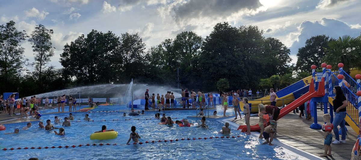 Het was weer een prachtig Waterspektakel bij zwembad De Welters in #Wijhe! De mannen van de brandweer maakten er een geweldig feest van 🧑🏻‍🚒🚒💦. 
Burgemeester <a href="/sietskepoepjes/">Sietske Poepjes ‏</a> en ik mochten mee met de brandweerwagen, mèt loeiende sirenes natuurlijk 😂.