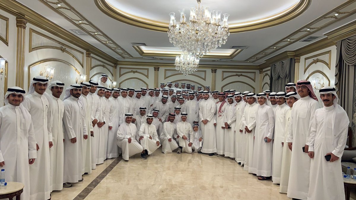 إن حضرنا ناخذ الاول على كل البدايد
مانسل السيف بنصابه ويرجع في جفيره 

قدموني لين أخليهم مع العالم شرايد
لين ما أمسيهم بديره .. وأصبحهم بديره. 

#3LMIYA 🤍❤️