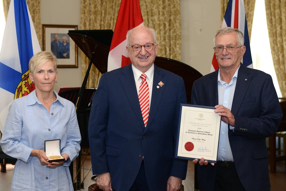 LtGovNS's tweet photo. 2/2 The 2024 award recipients are:
- Brut Réserve, @BlomidonEstate 
- 2020 Gaspereau Reserve Riesling, @gaspereauwine 
- 2018 Brut, @lwwines 
- 2021 Brut Rosé, @lwwines
- 2022 Chardonnay, @PlantersRidge 
***
Photos: https://t.co/r3W6vdzLFm
@TasteofNS @winegrowersns #NovaScotia https://t.co/RGlLHSXtqN