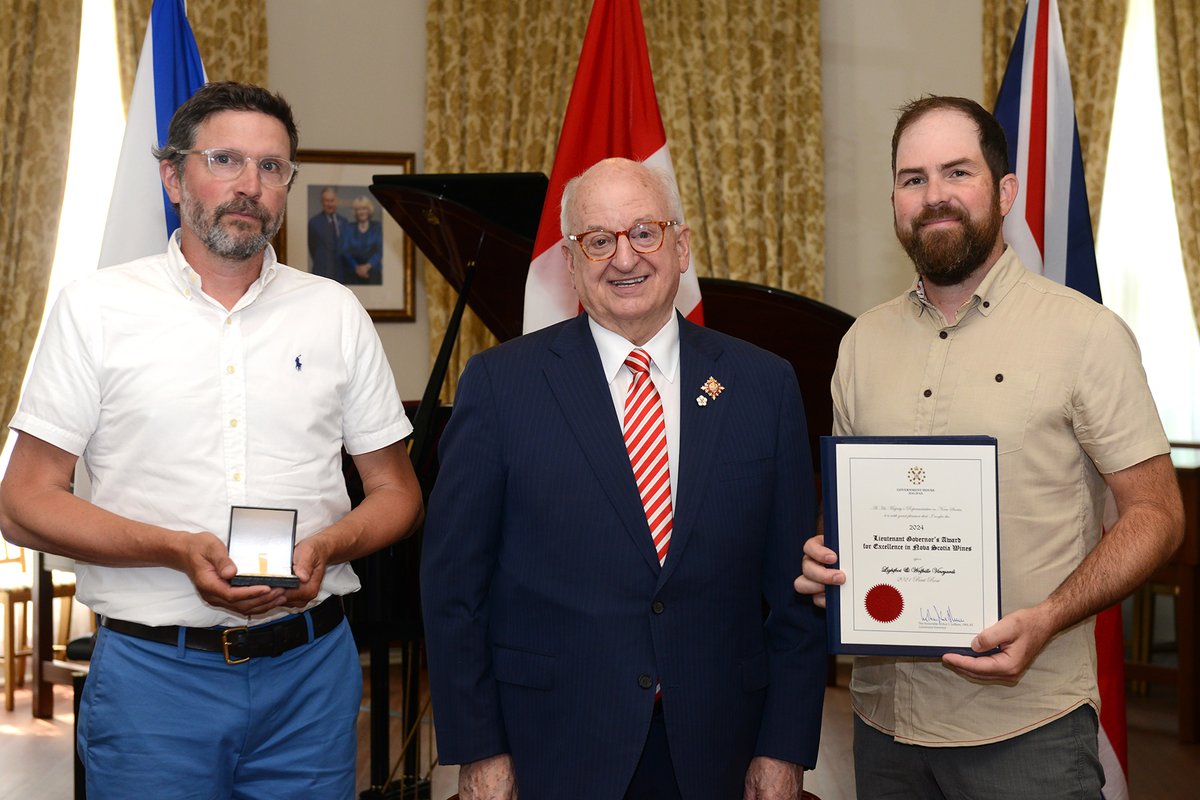 LtGovNS's tweet photo. 2/2 The 2024 award recipients are:
- Brut Réserve, @BlomidonEstate 
- 2020 Gaspereau Reserve Riesling, @gaspereauwine 
- 2018 Brut, @lwwines 
- 2021 Brut Rosé, @lwwines
- 2022 Chardonnay, @PlantersRidge 
***
Photos: https://t.co/r3W6vdzLFm
@TasteofNS @winegrowersns #NovaScotia https://t.co/RGlLHSXtqN