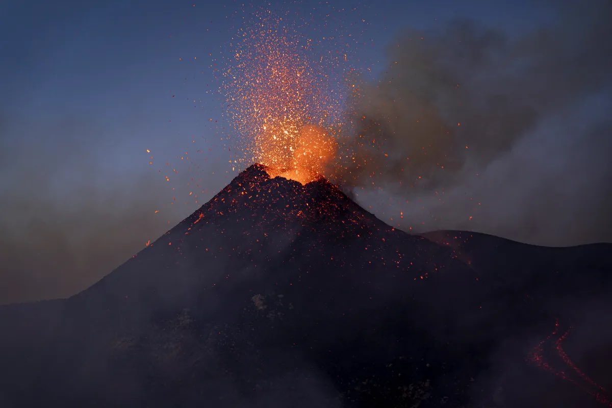 gaspard__tv's tweet photo. L’Etna, à l’est de la Sicile, vient d’entrer en éruption. Les éruptions de volcan c’est très dangereux. Et, donc, ce weekend on va streamer l’Etna 😂
Après deux mois de plongées, d’épaves et de navigation, on va se faire un week-end lave, cendre et nuages toxiques! 😀 https://t.co/xl4Np5WG1e
