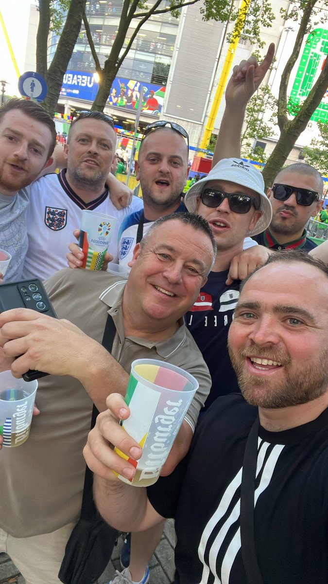 tank_26's tweet photo. Some night that in Dortmund 🏴󠁧󠁢󠁥󠁮󠁧󠁿
#dududuolliewatkins https://t.co/jZH3G7xEgB