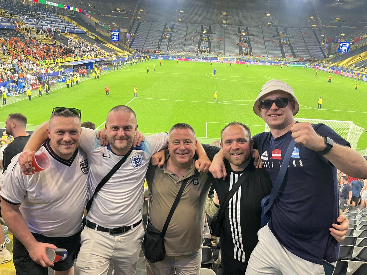 tank_26's tweet photo. Some night that in Dortmund 🏴󠁧󠁢󠁥󠁮󠁧󠁿
#dududuolliewatkins https://t.co/jZH3G7xEgB