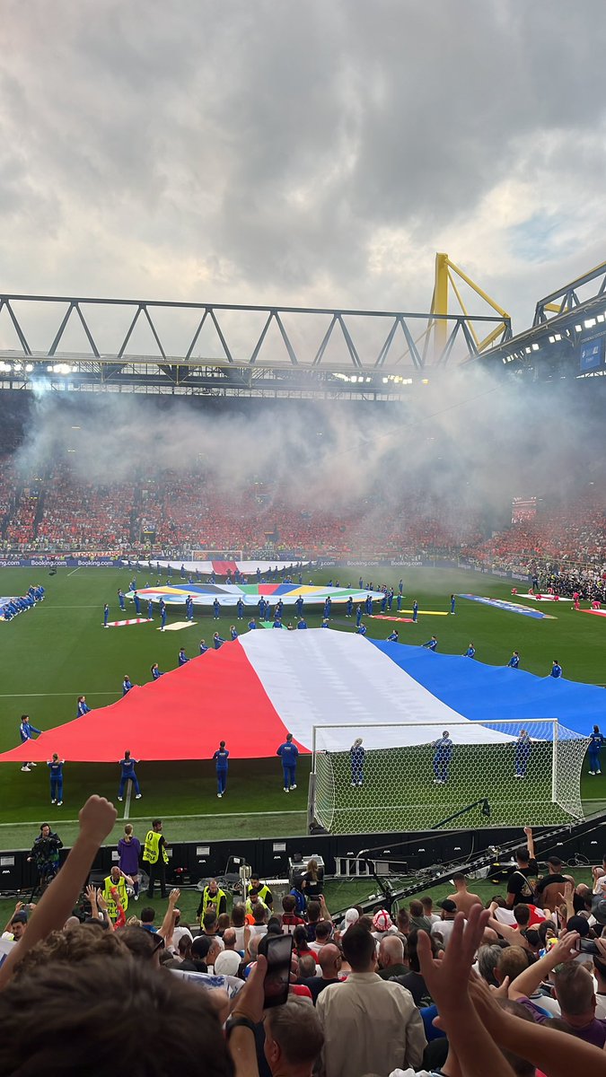tank_26's tweet photo. Some night that in Dortmund 🏴󠁧󠁢󠁥󠁮󠁧󠁿
#dududuolliewatkins https://t.co/jZH3G7xEgB