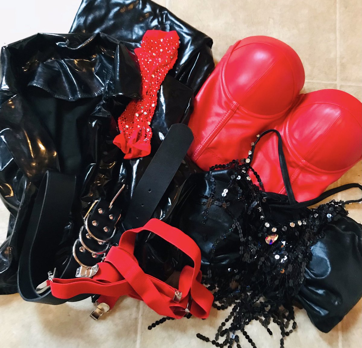 PaulaRoberts11's tweet image. When your first order of costumes rolls in….😋🥰🙏✨ 

#Sparkly #Stoked #Dance #Happiness