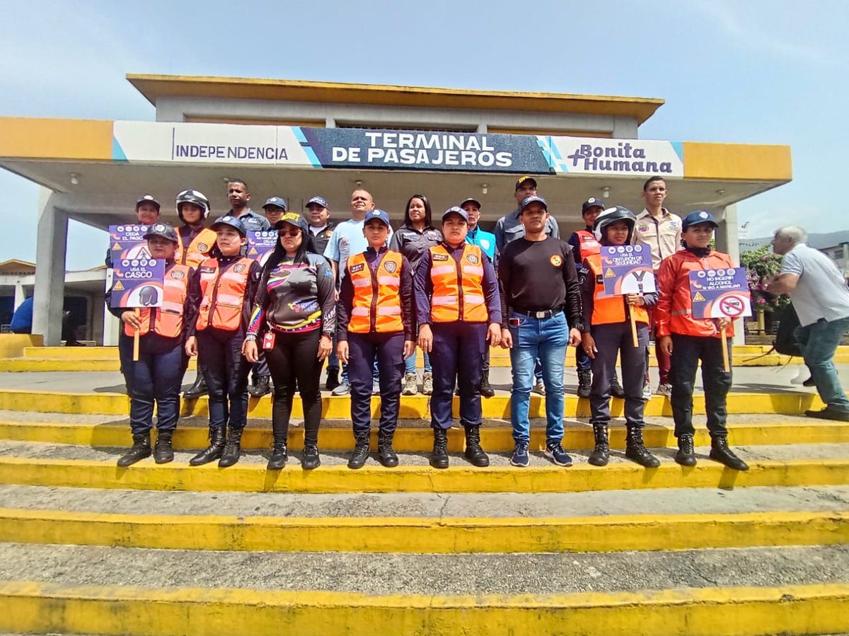 GerenteTTINTT's tweet photo. #Prevencion | Funcionarios de la Gerencia de Transporte, Edo. Yaracuy, junto a los OSC se desplegó para realizar jornada de concientización vial, orientando a respetar las señales de tránsito, contribuyendo así, a la reducción de accidentes viales.
#KeLacreoLaPoesía https://t.co/Ax5hgKEcFs