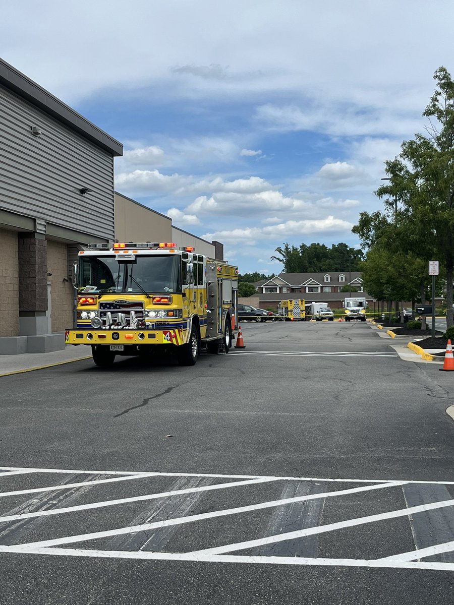 CFEMSVa's tweet photo. Chesterfield Fire and EMS crews are on the scene of an incident at the Costco on Mall Drive. There is an active leak in the refrigeration system. The store has been evacuated and is closed. Two employees are being evaluated for minor injuries @CBS6 @12OnYourSide @8NEWS @RTDNEWS https://t.co/b1y0a95rRu