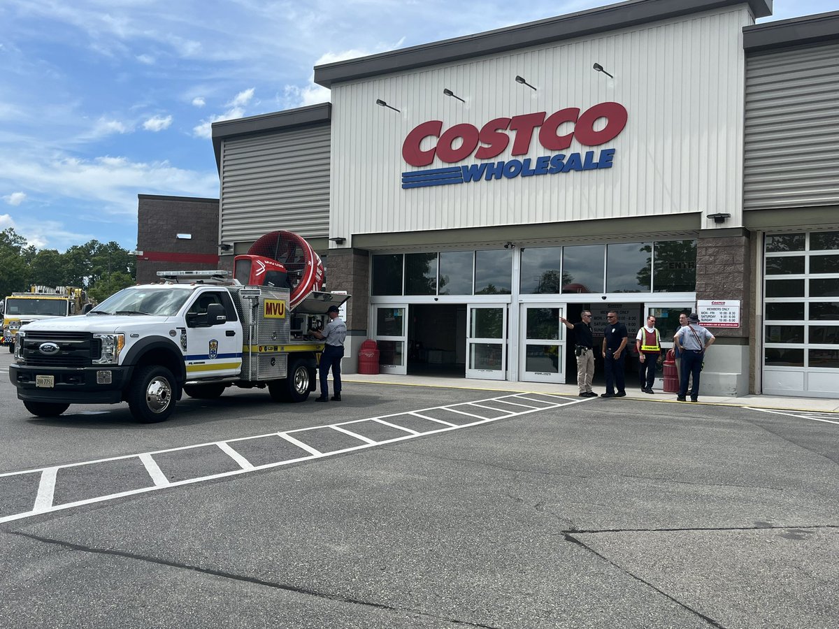 CFEMSVa's tweet photo. Chesterfield Fire and EMS crews are on the scene of an incident at the Costco on Mall Drive. There is an active leak in the refrigeration system. The store has been evacuated and is closed. Two employees are being evaluated for minor injuries @CBS6 @12OnYourSide @8NEWS @RTDNEWS https://t.co/b1y0a95rRu