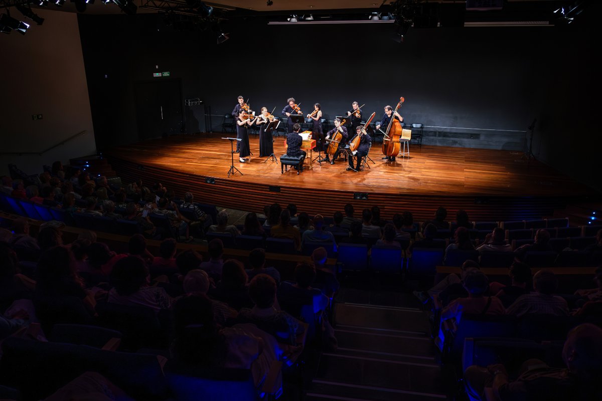 CMTarragona's tweet photo. Els @vespresdarnadi i @XavierSabata van cloure la segona edició del #NotesdEstiu en un concert que va encomanar d'energia a tot el públic assistent.
📸 Abelardo Castellet
@dipta_cat
#70anyscmtarragona #cmtarragona #conservatoritarragona https://t.co/lmNQSaOJGA
