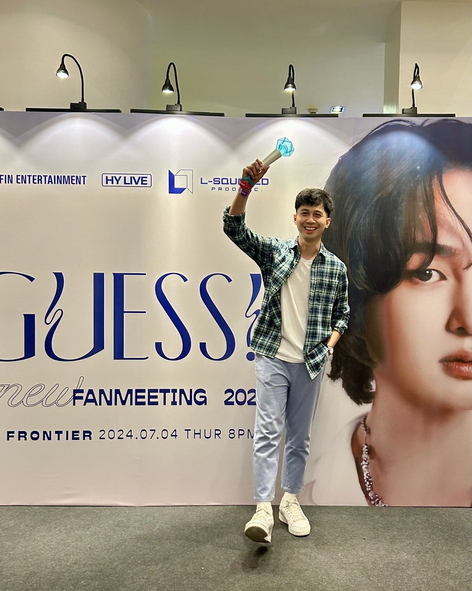 arnnicolas_'s tweet photo. meeting @ONEW_GRIFFIN and filowols 🩵 https://t.co/J1FQl8neDV