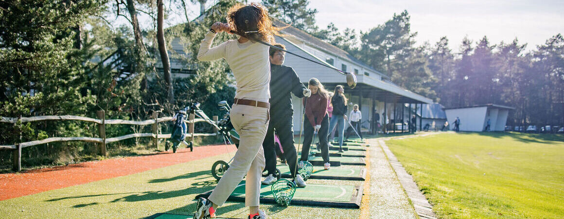 Women only aanbod
Mannen en vrouwen zijn heel verschillend, hoog tijd dus om de introductie van vrouwen in golf meer in lijn te brengen met hun belevingswereld. Veel aandacht voor het sociale aspect is extra belangrijk. 
Lees hieronder meer!
bit.ly/4eHLzve