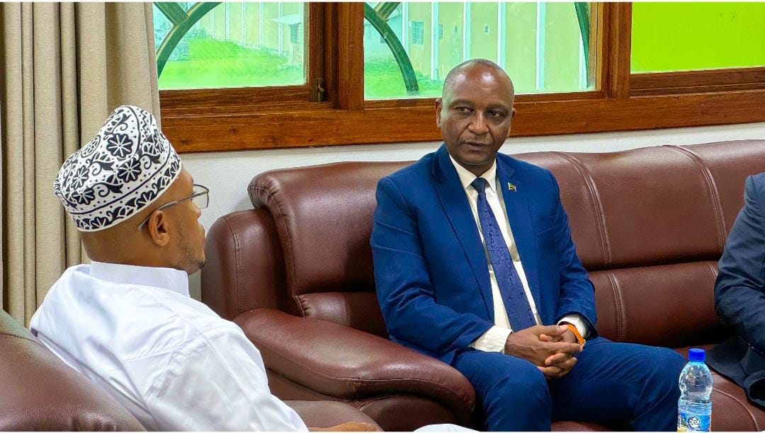 UbaloziMsumbiji's tweet photo. Mhe. Balozi Phaustine Kasike akutana na Mkurugenzi Mtendaji wa Mamlaka ya Kukuza Uwekezaji Zanzibar (ZIPA), Bw. Saleh Saad Muhammed kwenye Ofisi za Mamlaka hiyo Maruhubi, Zanzibar. https://t.co/c1gItyzUPJ