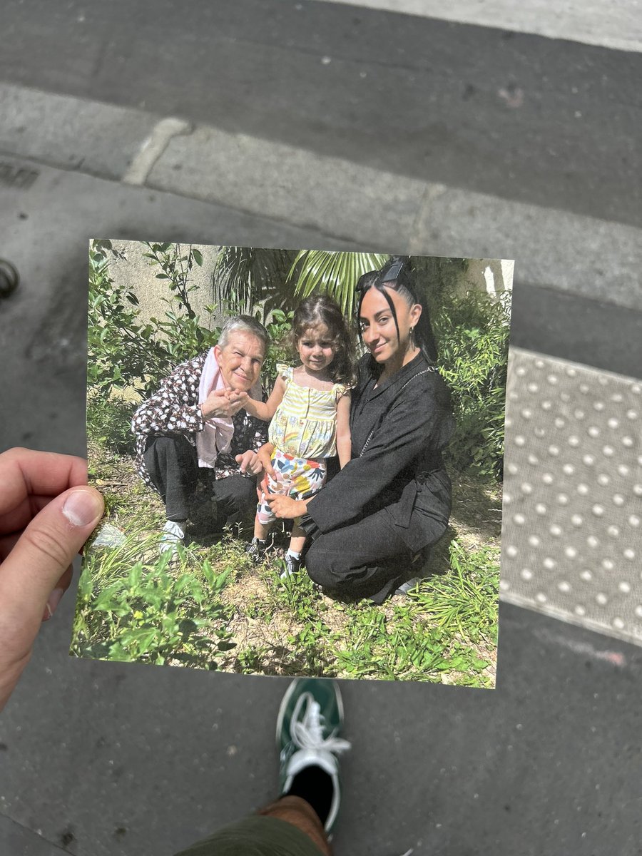 🚨 À partager 🚨 Photo trouvée, rue de Wattignies, Paris 12ème.  
Au regard de ce qui est noté au dos, elle manquera un jour à sa destinataire…