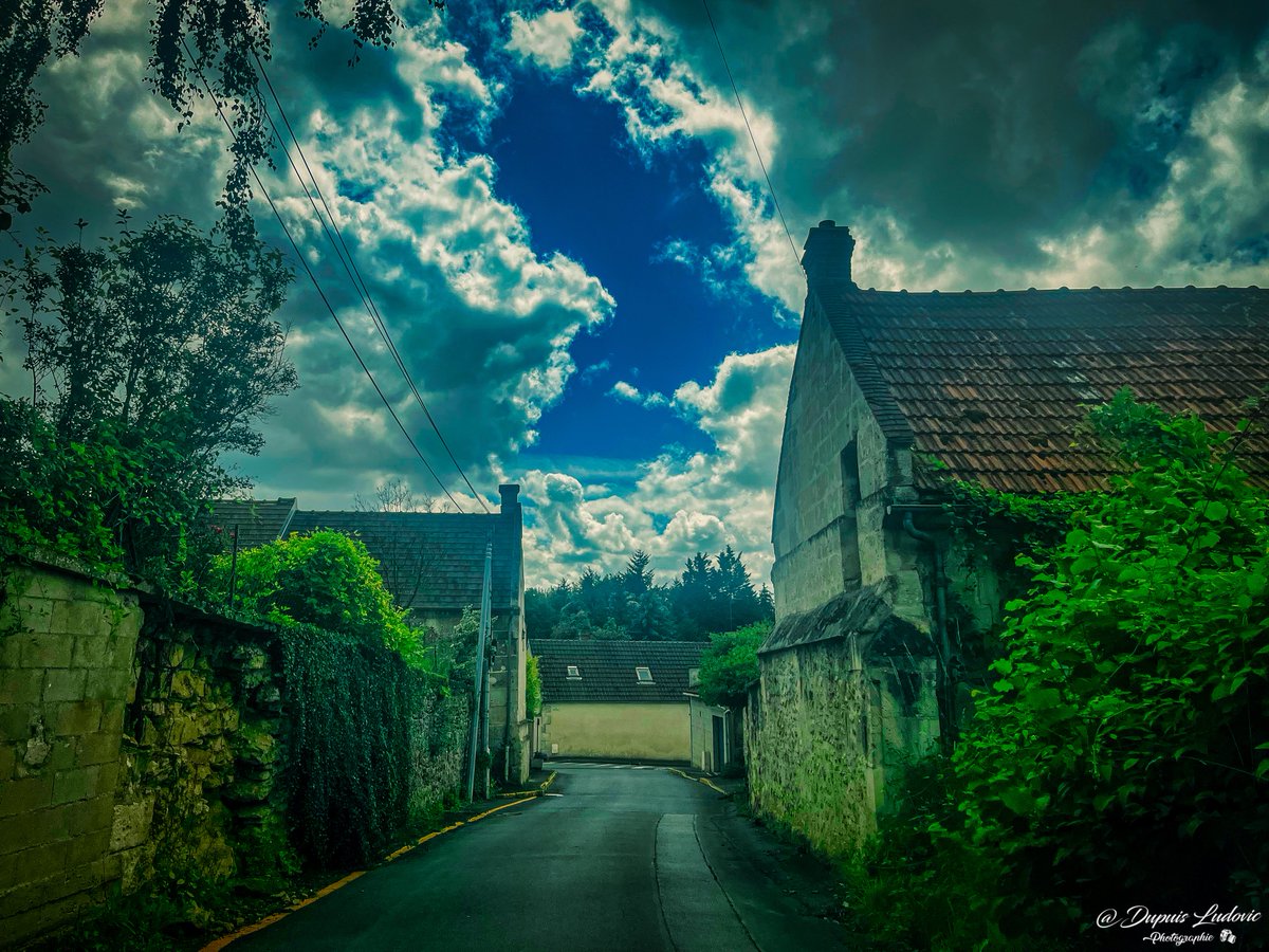 dupuislulu's tweet photo. Le même lieu, deux directions,
Chaque perspective révèle une nouvelle histoire, même au même endroit.chaque direction raconte une histoire unique et nous rappelle la richesse des points de vue. https://t.co/8nRL2U8Fax