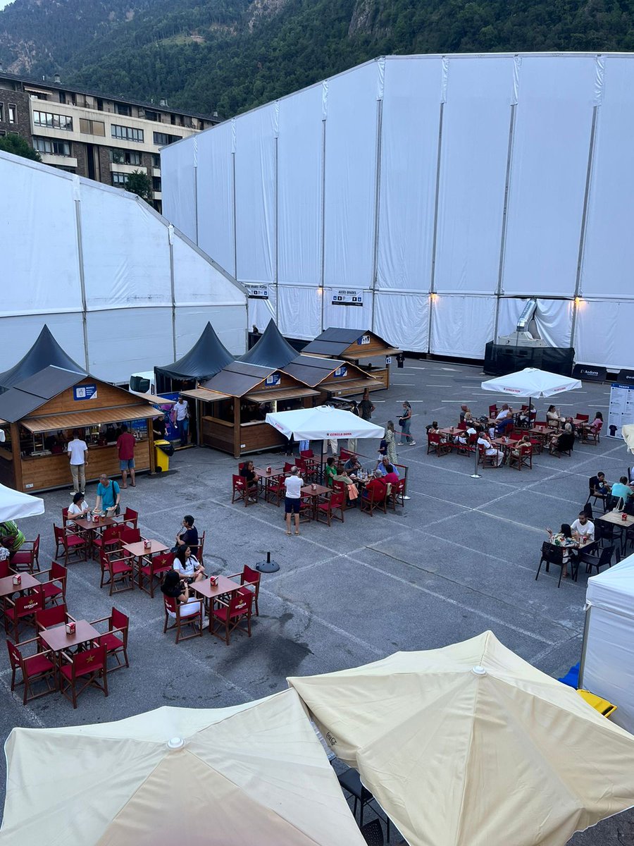 andorraworld_ad's tweet photo. Sabíeu que enguany som més sostenibles que mai? El recinte que acull el nou espectacle del @Cirque funciona amb Llum Verda certificada per @FEDA_Andorra, la restauració conté productes de proximitat i tenim més punts de reciclatge.
Entre tots, cap a una experiència #Sublim! https://t.co/LTWdKgshDz