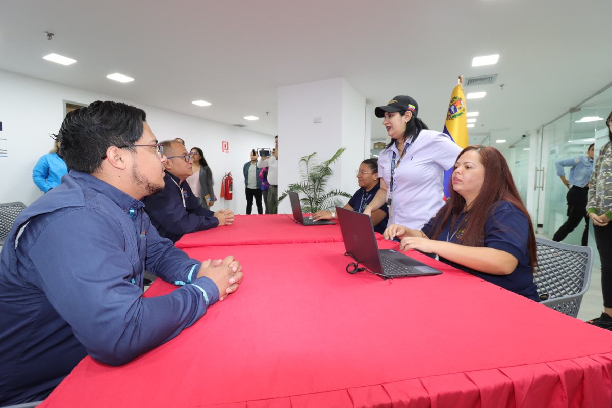 CGRVenezuela's tweet photo. Este #11Jul, la @CGRVenezuela se trasladó al Ministerio del Poder Popular para Comercio Nacional para efectuar un operativo de actualización de la Declaración Jurada de Patrimonio, dirigido a las máximas autoridades, personal de alto nivel y de confianza de esta institución. https://t.co/f4iTALRkXw